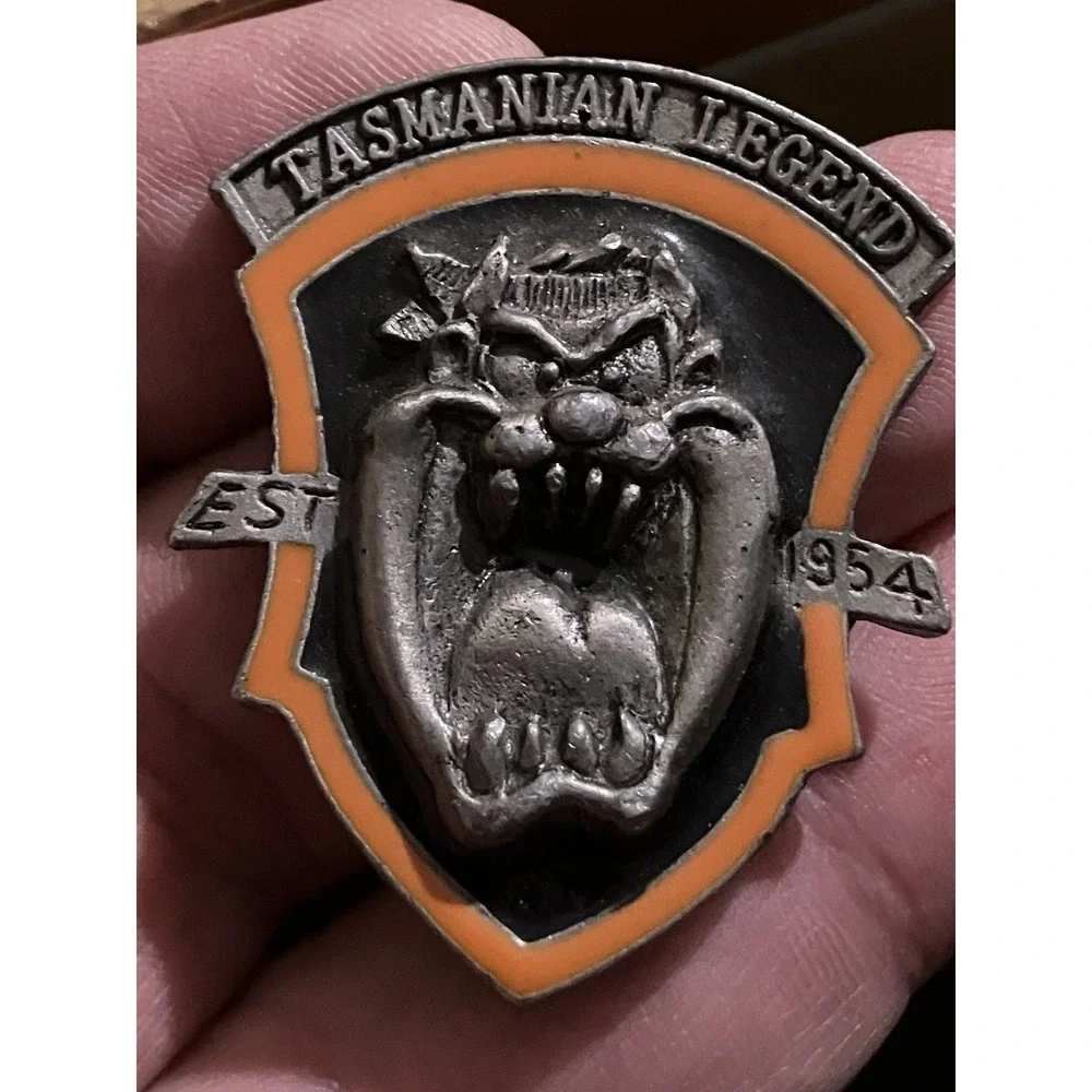 WB Warner Bros Looney Tunes Tasmanian Devil Taz Est 1954 Pewter Crest Lapel Pin